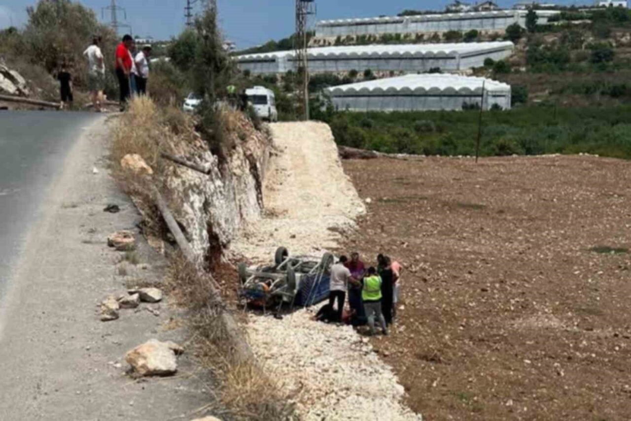 Mersin’in Erdemli ilçesinde pat pat motorunun tarlaya yuvarlanması sonucu sürücü