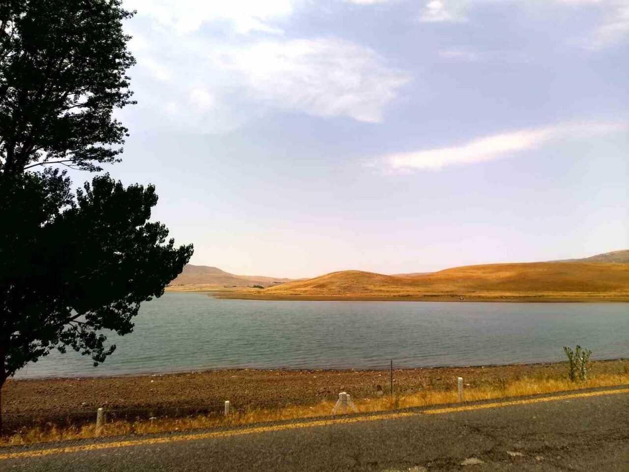 Ağrı’nın Patnos ilçesinde bulunan Patnos Barajı’nda su seviyesi hızla düşerken,