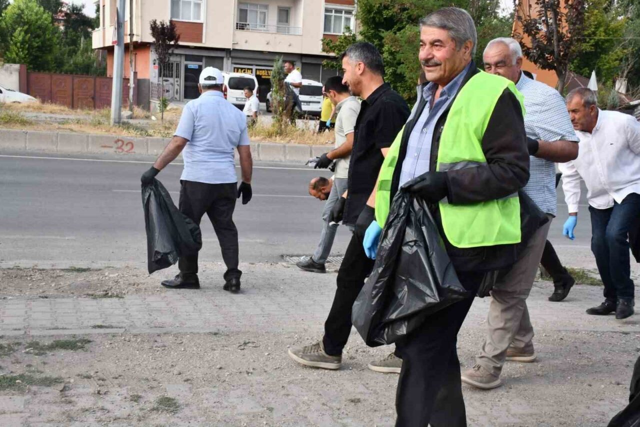 Patnos Belediyesi, ilçe genelinde çevre temizliğine verdiği önemi bir kez