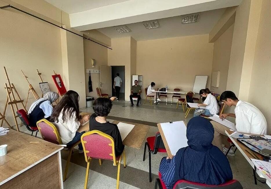 Ağrı’nın Patnos ilçesindeki Patnos Gençlik Merkezi, yaz döneminde gençlere yönelik