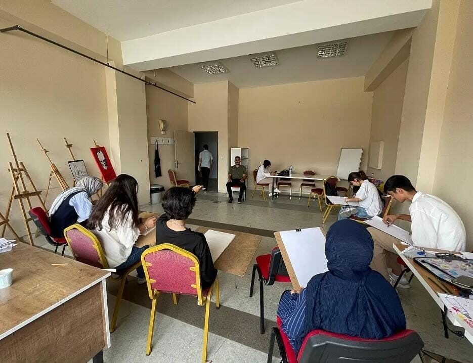 Ağrı’nın Patnos ilçesindeki Patnos Gençlik Merkezi, yaz döneminde gençlere yönelik
