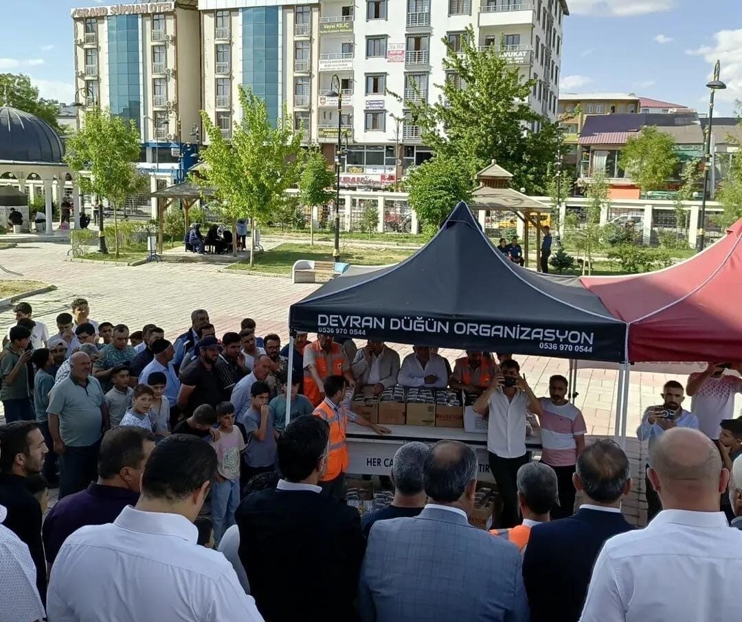 Patnos’taki Recep Tayyip Camii’nde düzenlenen aşure etkinliği, vatandaşları bir araya