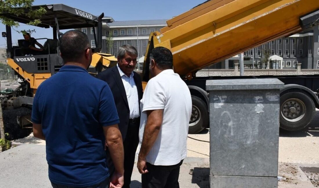 Ağrı’nın Patnos ilçesinde, Belediye Başkanı Abdulhalik Taşkın’ın talimatıyla asfalt çalışmaları