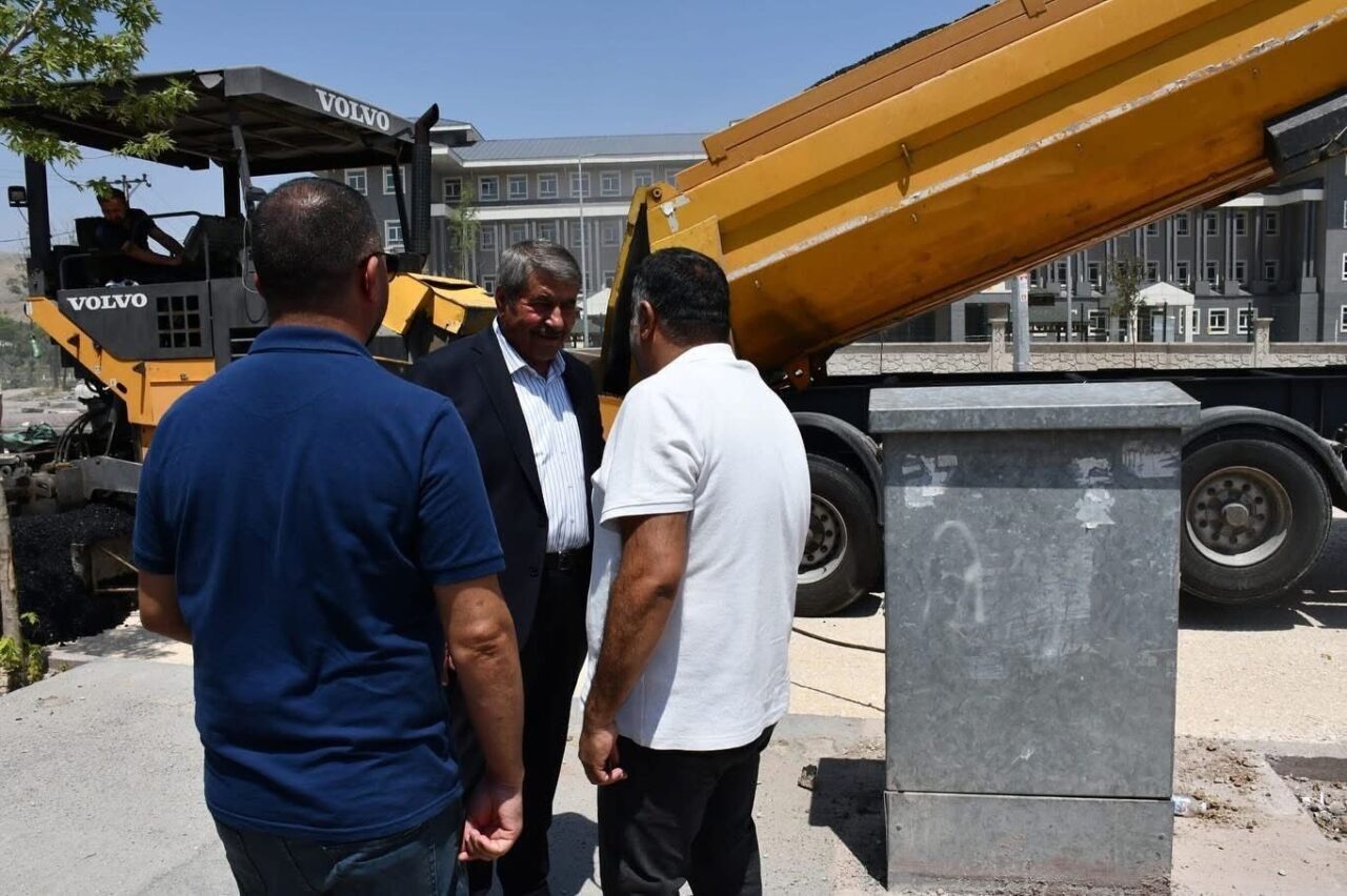 Ağrı’nın Patnos ilçesinde, Belediye Başkanı Abdulhalik Taşkın’ın talimatıyla asfalt çalışmaları