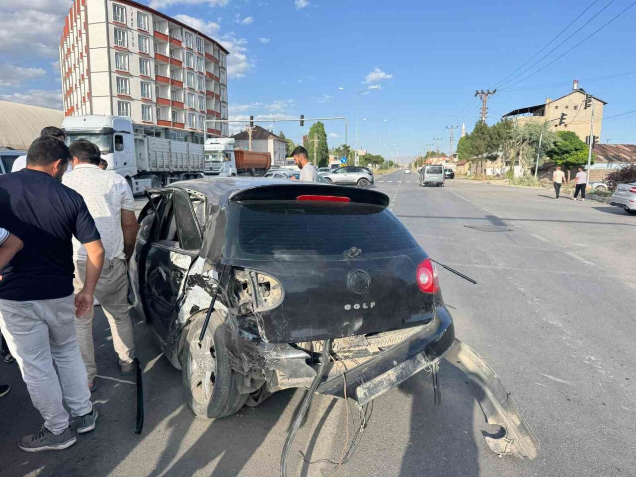 Ağrı’nın Patnos ilçesinde iki aracın çarpışması sonucu meydana gelen trafik