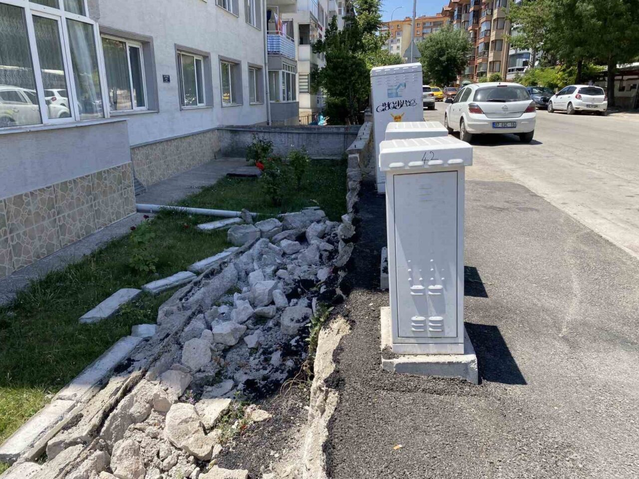 Eskişehir’in Akarbaşı Mahallesi’nde pazarcıların kaldırıma park ettiği kamyonlar nedeniyle bir