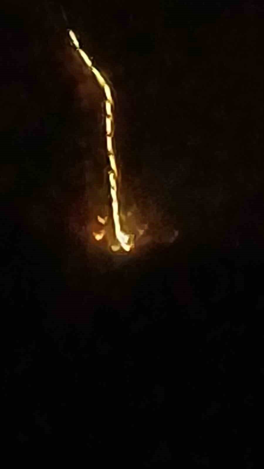 Bilecik’in Pazaryeri ilçesinde gece saatlerinde gökyüzünde beliren gizemli ışık kümesi,