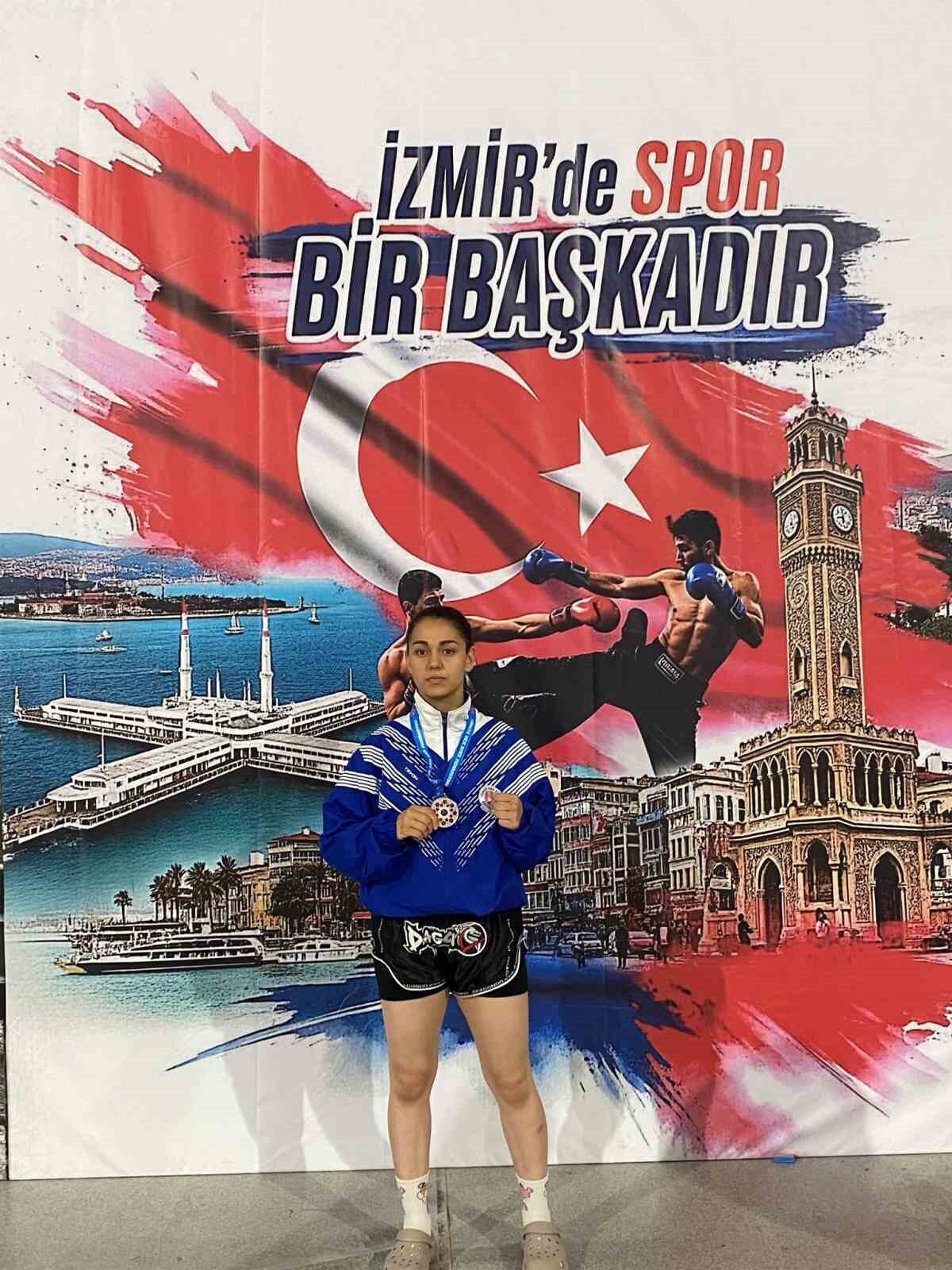 Pazaryerispor Kick Boks Takımı, İzmir’de düzenlenen Türkiye Kick Boks Şampiyonası’nda