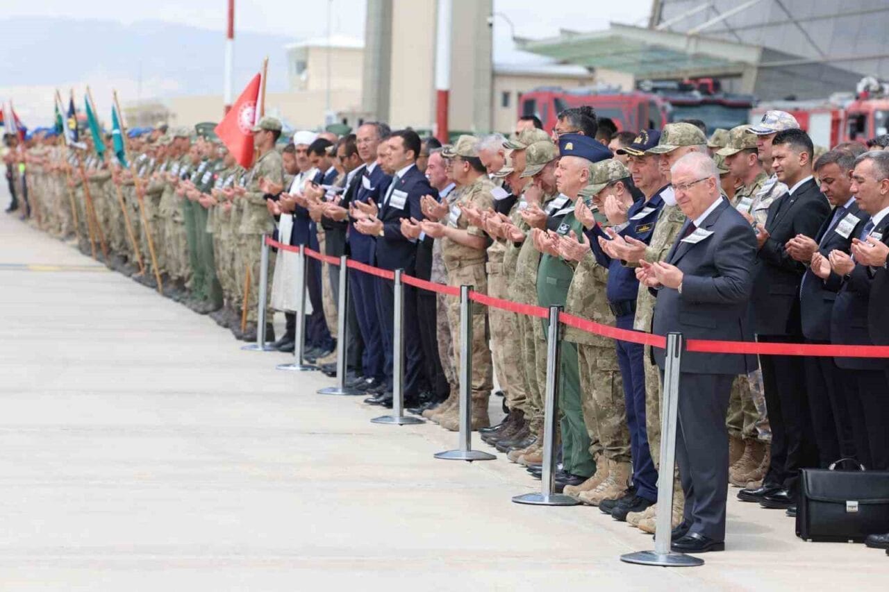 Pençe-Kilit Harekatı bölgesinde metan gazından etkilenerek şehit olan askerlerin naaşları,