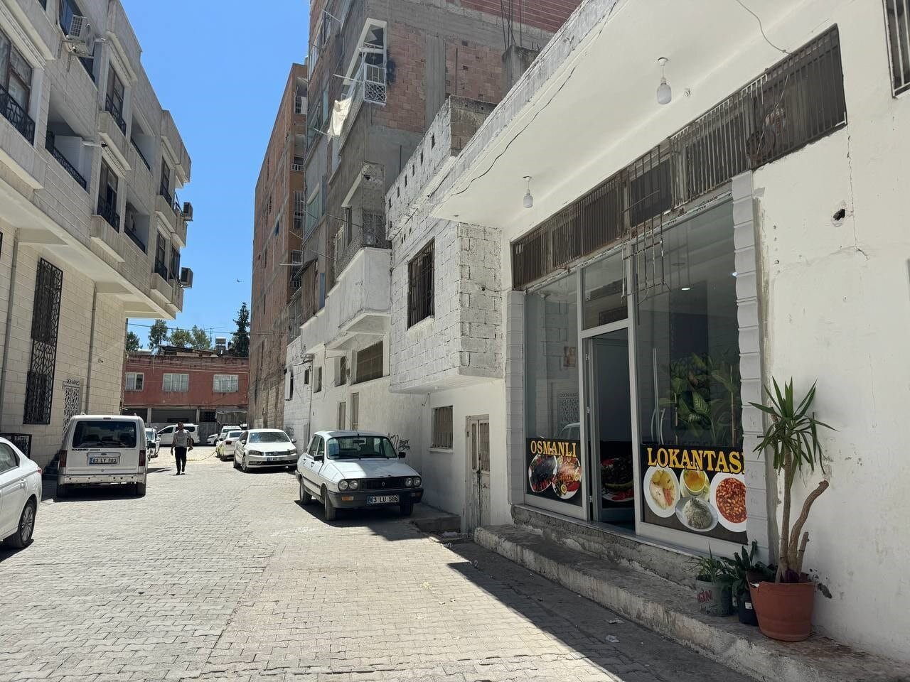 Şanlıurfa’nın Birecik ilçesinde, bir binanın 2’nci katındaki evininin penceresinden atlayan