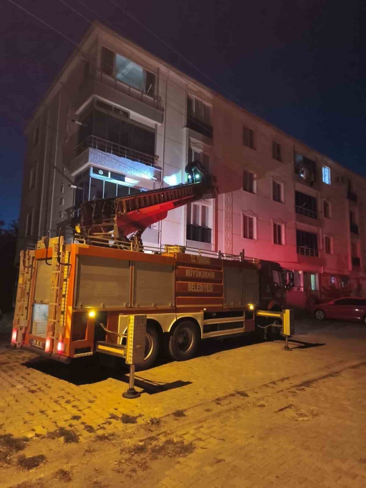 Tekirdağ’ın Muratlı ilçesinde bir evin penceresine sıkışan bir kuş, itfaiye