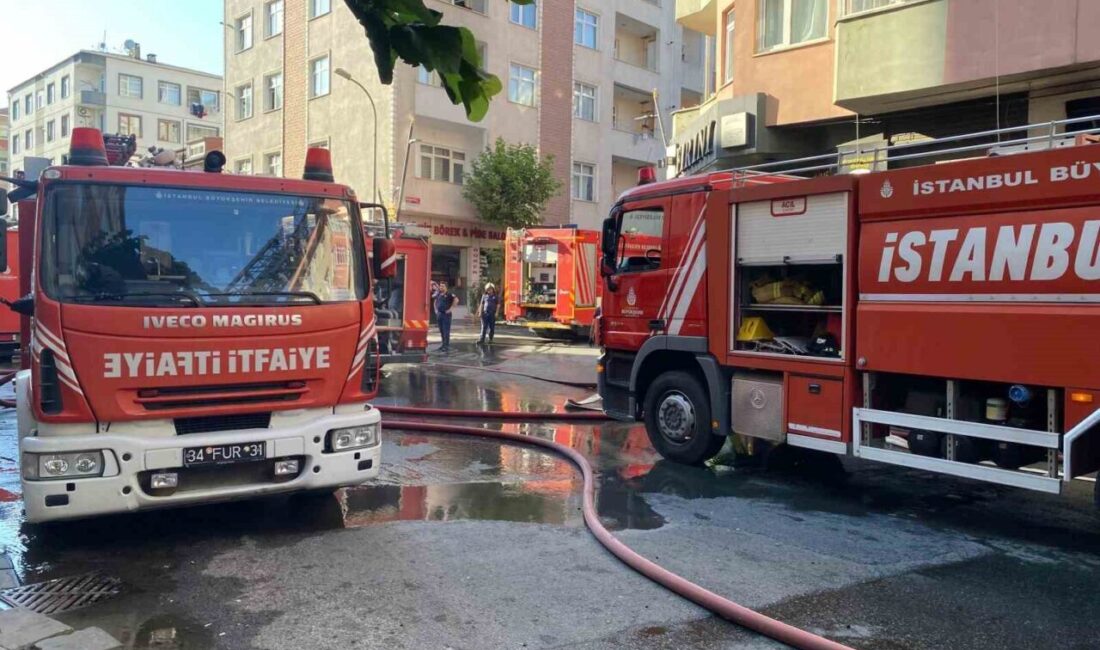 Pendik’te 4 katlı bir binanın çatısında çıkan yangın, paniğe neden