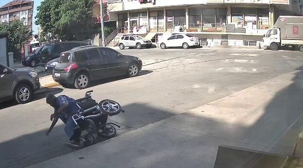 Pendik’te akülü aracının freninin boşalması sonucu yere düşen engelli Fatih