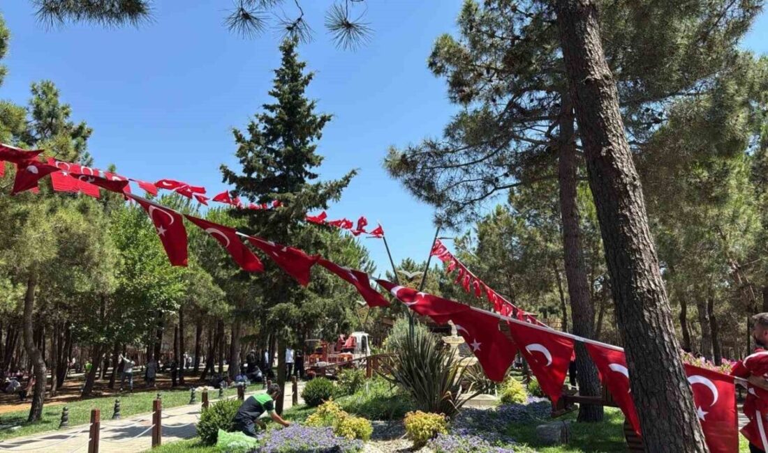 Pendik halkı, Cumhurbaşkanı Erdoğan’ın “bayraklarla donatalım” çağrısına kayıtsız kalmadı. Belediye
