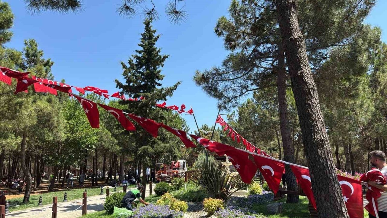 Pendik halkı, Cumhurbaşkanı Erdoğan’ın “bayraklarla donatalım” çağrısına kayıtsız kalmadı. Belediye