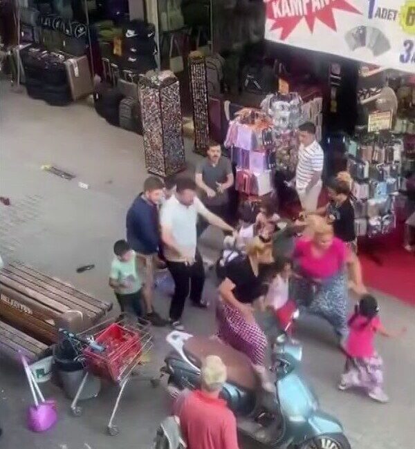 İstanbul’un Pendik ilçesinde kadınlar arasında kavga çıktı. Yumrukların havada uçuştuğu