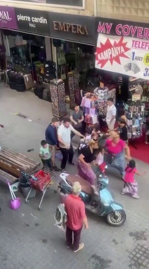 İstanbul’un Pendik ilçesinde kadınlar arasında kavga çıktı. Yumrukların havada uçuştuğu