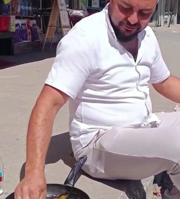 Pendik’te bir esnaf, 40 dereceyi bulan sıcak havayı fırsata çevirdi.