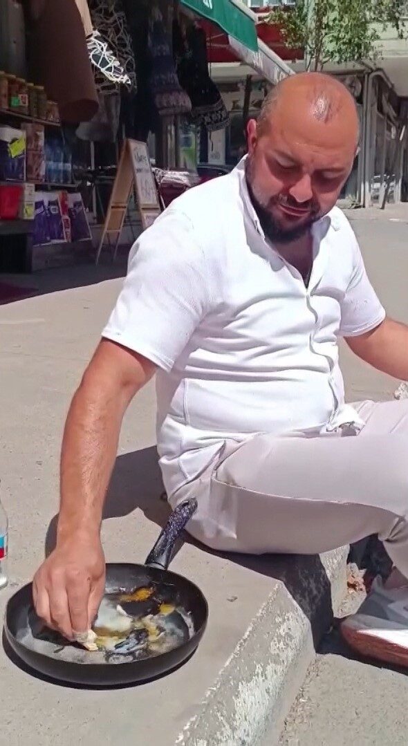 Pendik’te bir esnaf, 40 dereceyi bulan sıcak havayı fırsata çevirdi.