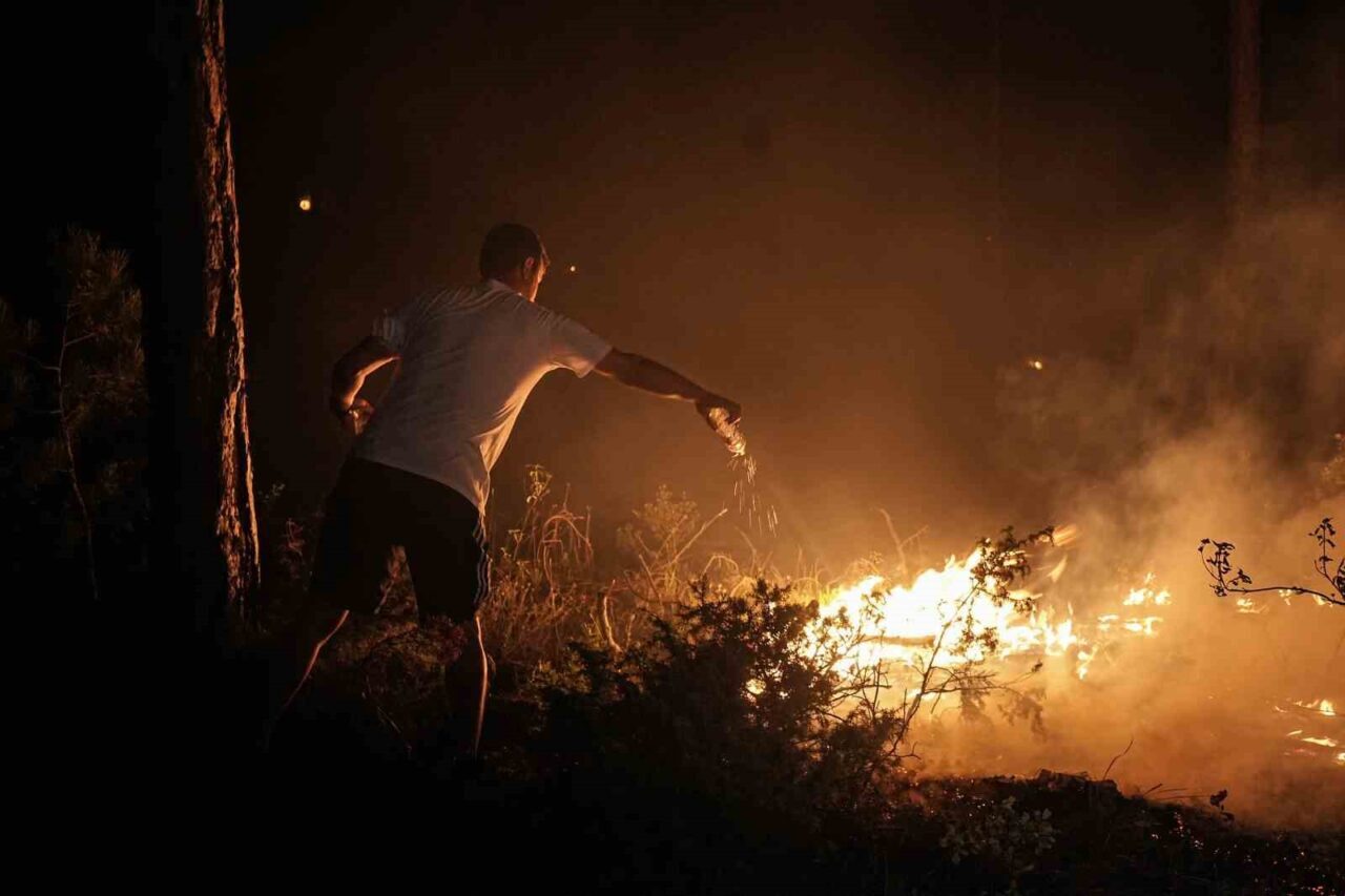 Orhaneli ile Harmancık ilçeleri arasında çıkan orman yangınında ulaşılması güç