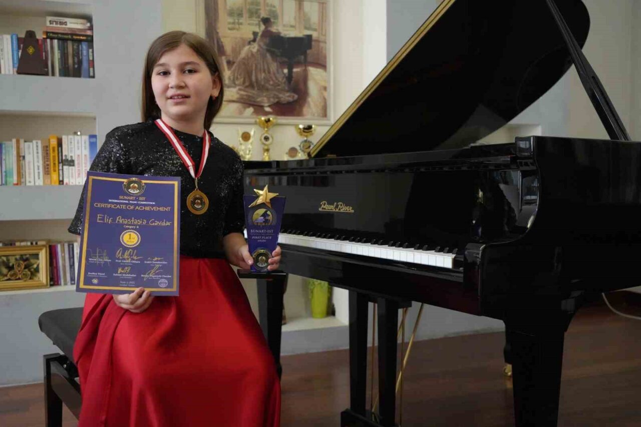 Gaziantep’te müzik öğretmeni olan annesiyle birlikte piyano derslerine başlayan Elif