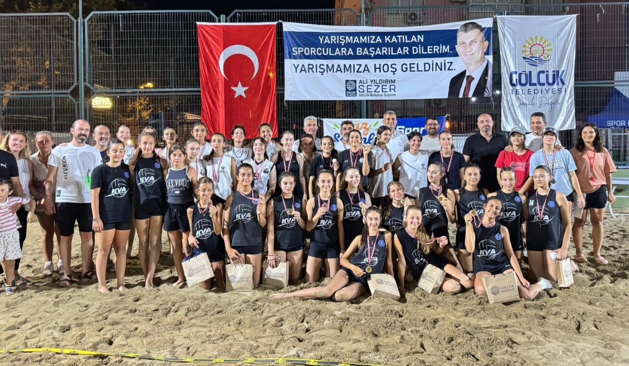 Gölcük’te düzenlenen plaj voleybolu turnuvası, küçükler kategorisinde heyecanlı geçen final