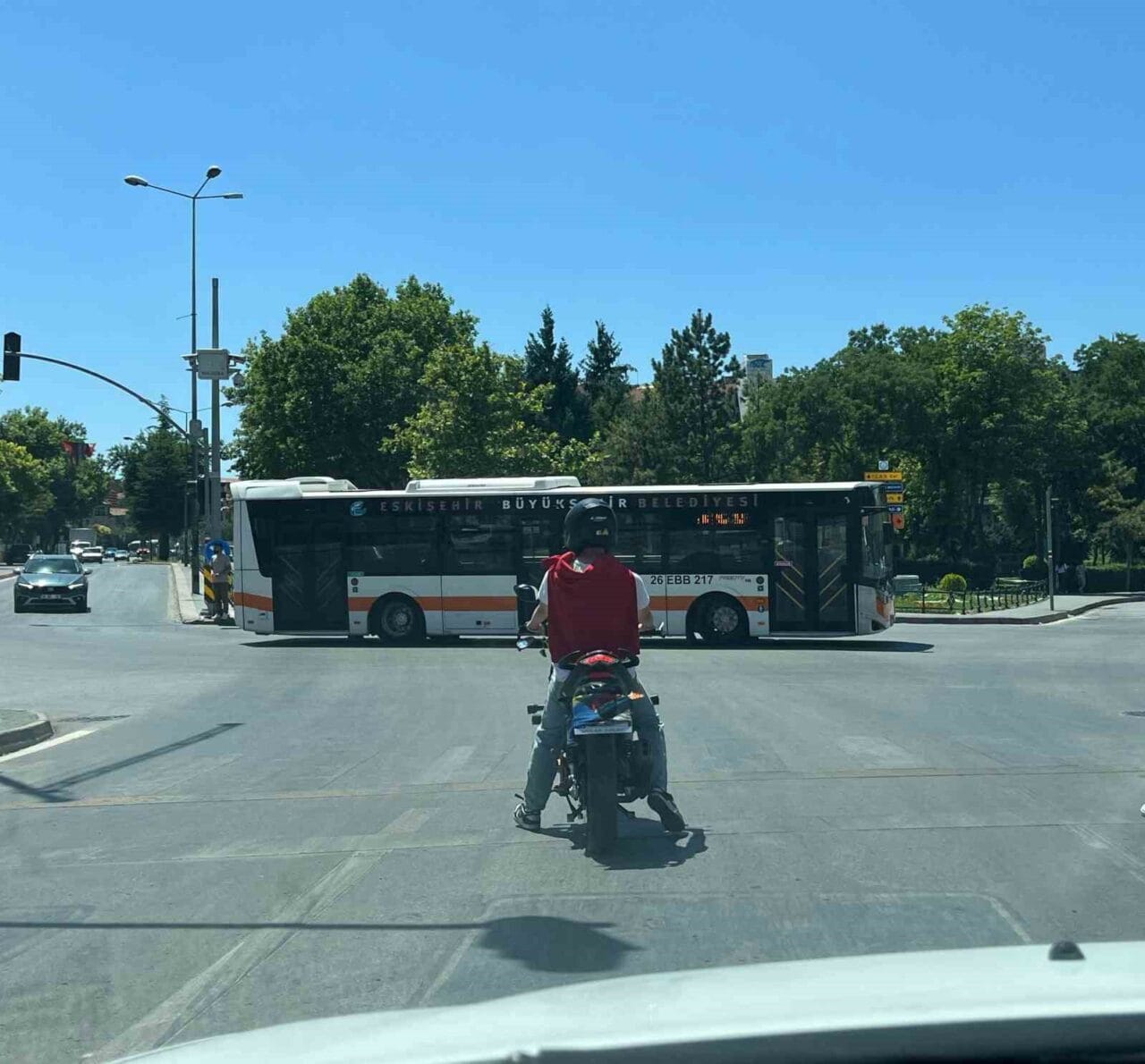 Eskişehir’de bir motosiklet sürücüsü, plakasına boyunluk geçirdiği motosikletle kırmızı ışıkta