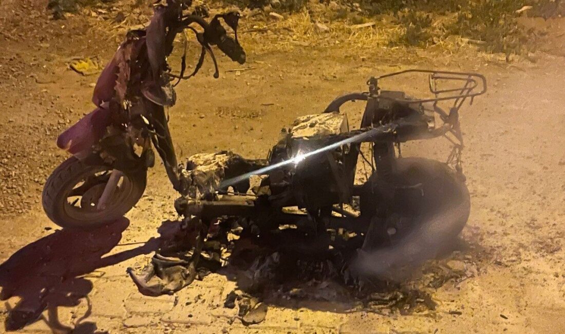 Konya’nın Kulu ilçesinde plakasız bir motosiklet yanarak kullanılamaz hale geldi.