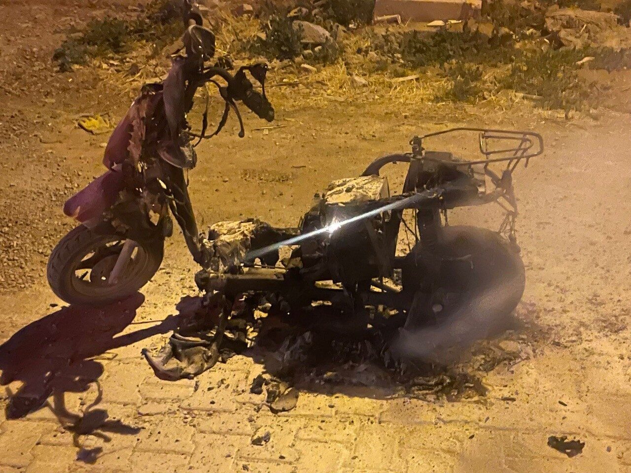 Konya’nın Kulu ilçesinde plakasız bir motosiklet yanarak kullanılamaz hale geldi.