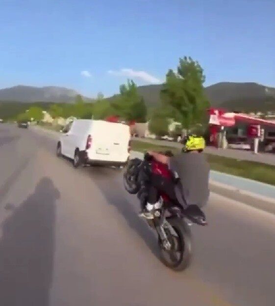 Denizli’de plakasız motosikletiyle trafikte akrobatik hareketler yaparak videoya çeken ve