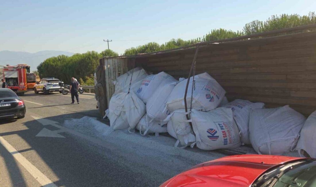 Bursa’nın Orhangazi ilçesinde plastik hammadde yüklü kamyon devrildi. Yalova-Bursa Karayolu