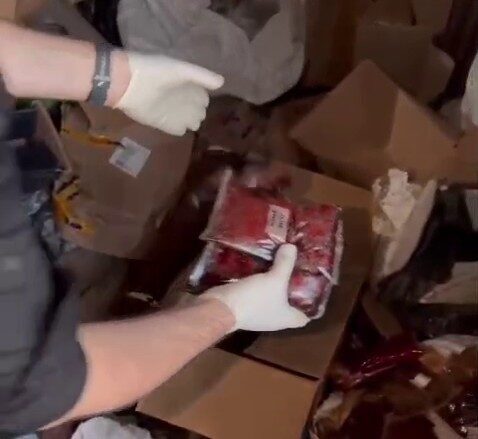 Erzurum’da polis yaptığı operasyonda depo görünümlü yerde 1 ton 798