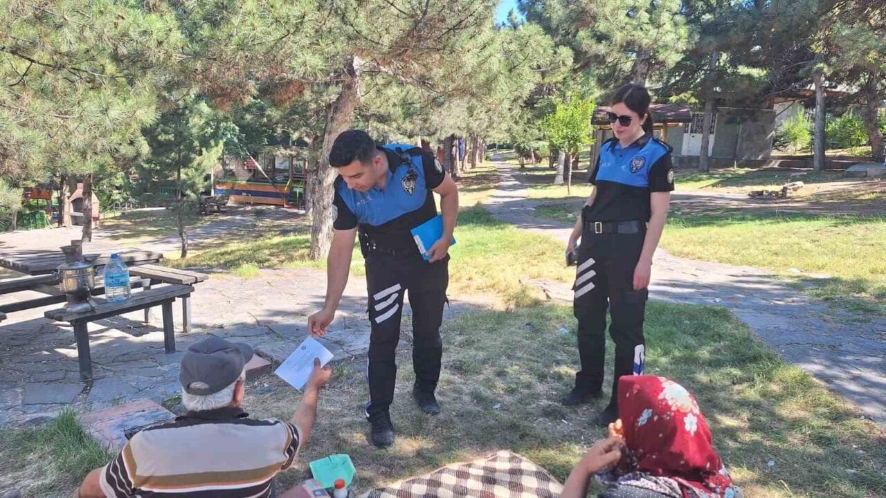Afyonkarahisar’da polis ekipleri piknik yapan kişileri ziyaret ederek orman yangınları