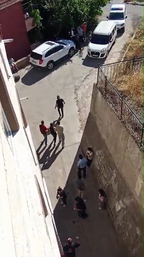 Zonguldak’ın Alaplı ilçesinde polisten kaçan bir şahıs, girdiği apartmanın bacasına