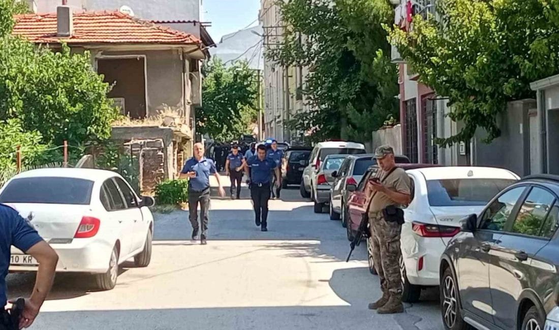 Balıkesir’de polis memurunu bıçaklayan psikolojik sorunları olduğu iddia edilen şüpheli,