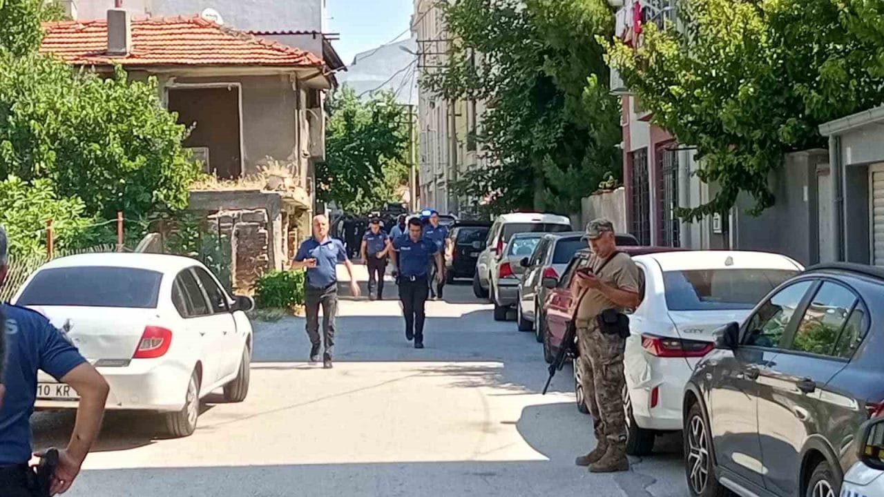 Balıkesir’de polis memurunu bıçaklayan psikolojik sorunları olduğu iddia edilen şüpheli,