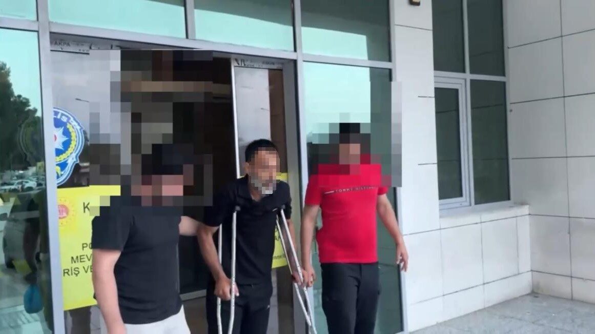 Adana’da gerçekleştirilen uyuşturucu operasyonunda polisi görünce damdan atlayıp ayağını kıran