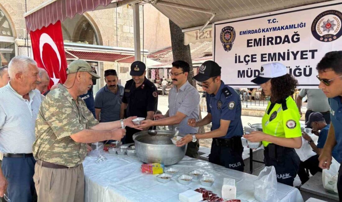 Afyonkarahisar’ın Emirdağ ilçesinde polisler vatandaşlara aşure ikramında bulundu. Aşure ikramı