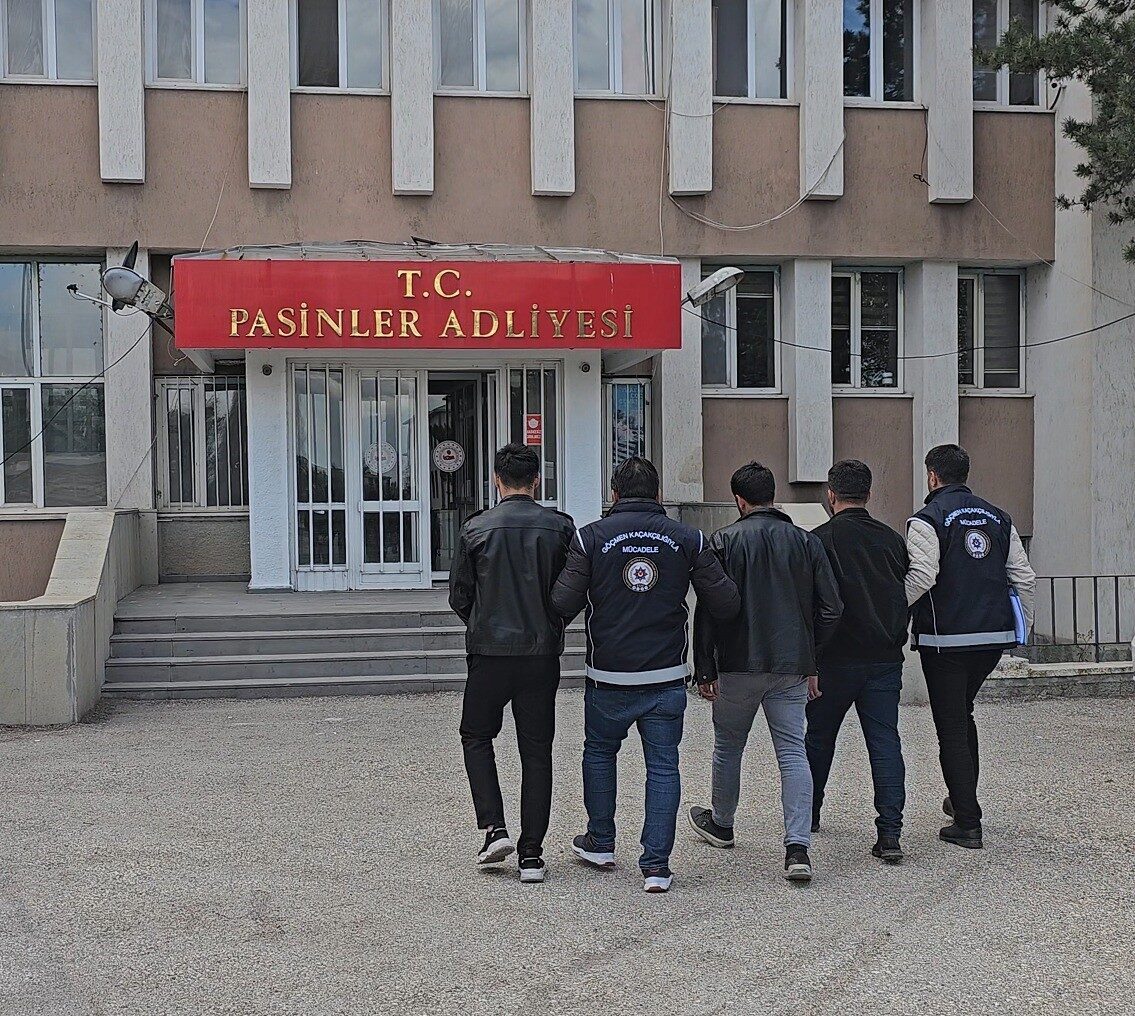 Erzurum’da polis ekipleri düzensiz göçmenlere yönelik çalışmalarını kesintisiz sürüyor. Erzurum