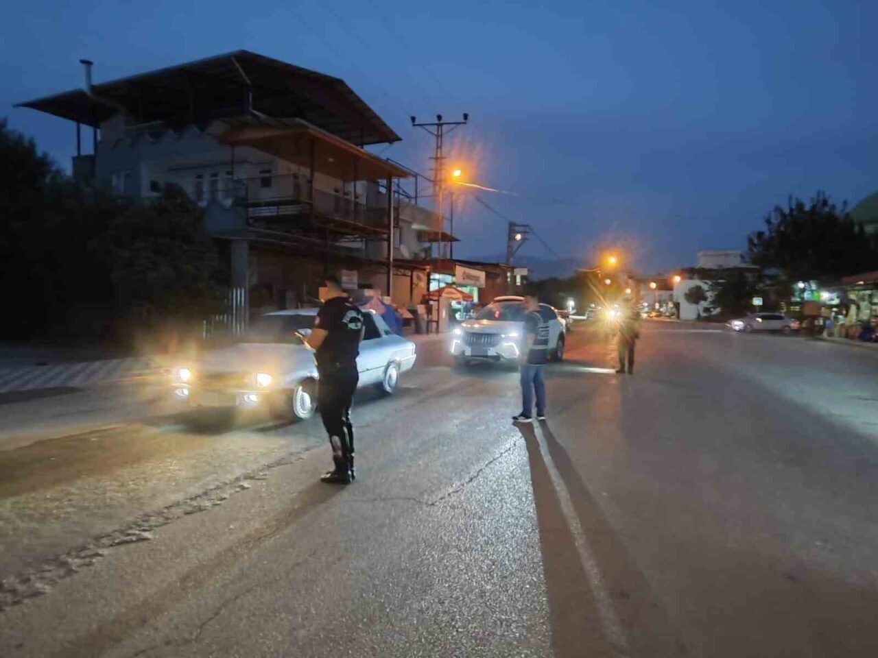 Adana’nın Kozan ilçesinde polis ekiplerince gerçekleştirilen huzur ve güven uygulamalarında