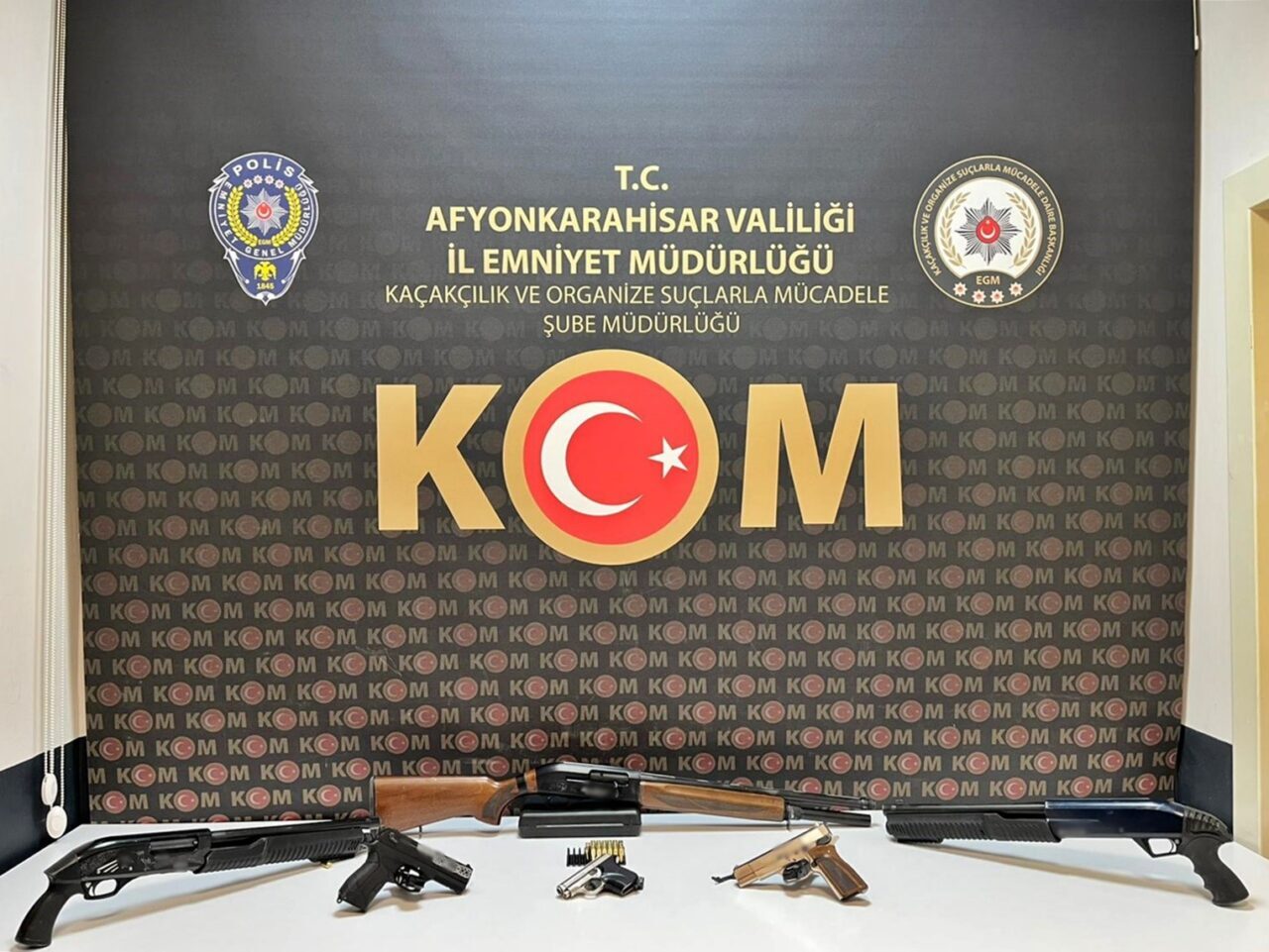 Afyonkarahisar’da polis tarafından bir adrese düzenlenen baskında 6 ruhsatsız silah