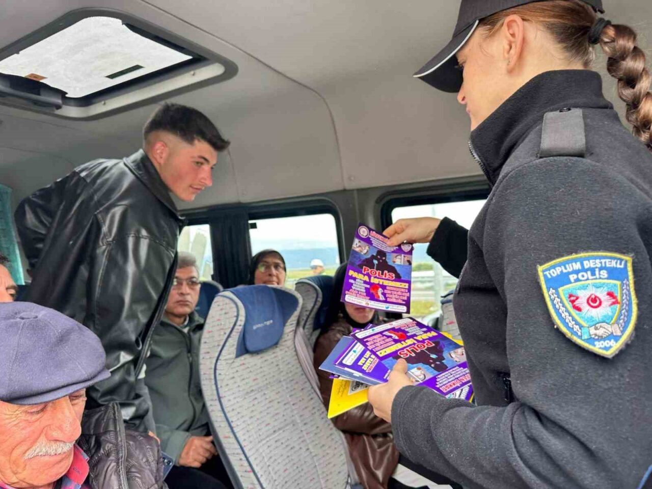 Ardahan il Emniyet Müdürlüğü ekipleri, halk pazarında vatandaşlara ve pazarcı