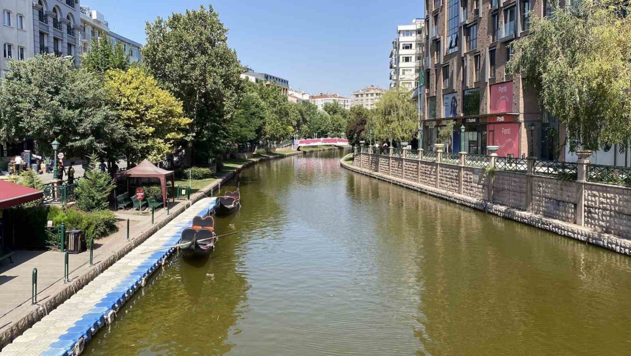 Eskişehir’in simgelerinden olan Porsuk Çayı’nın yeşile dönen rengi dikkat çekti.