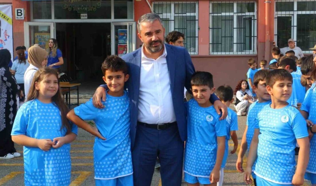 Pursaklar Belediyesi’nce yaz spor okullarına katılan öğrencilere ücretsiz forma dağıtıldı.