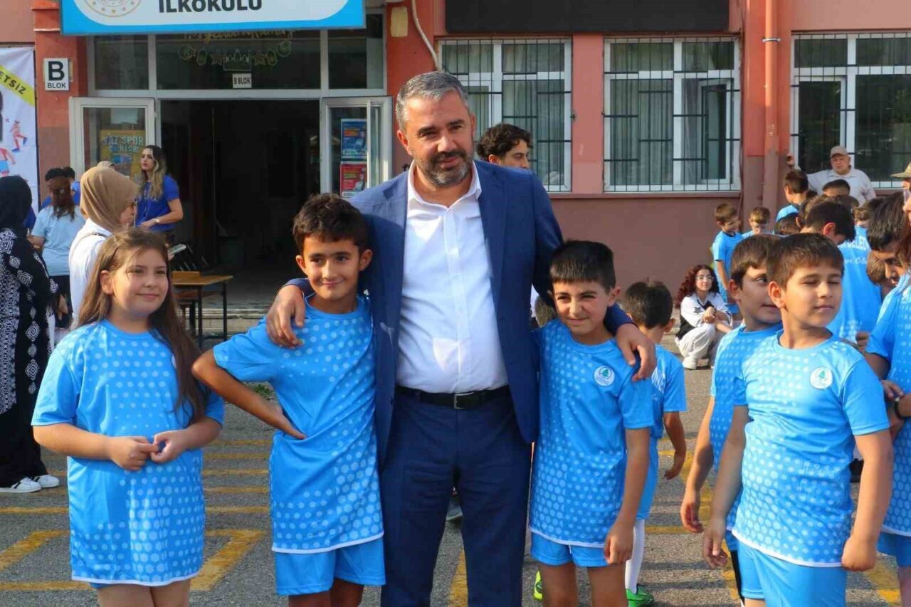 Pursaklar Belediyesi’nce yaz spor okullarına katılan öğrencilere ücretsiz forma dağıtıldı.