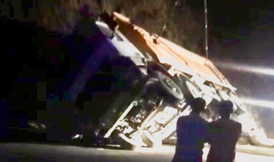 Pütürge ilçesi Kubbe Dağı mevkiinde yol çalışması yapan kamyonun devrilmesi