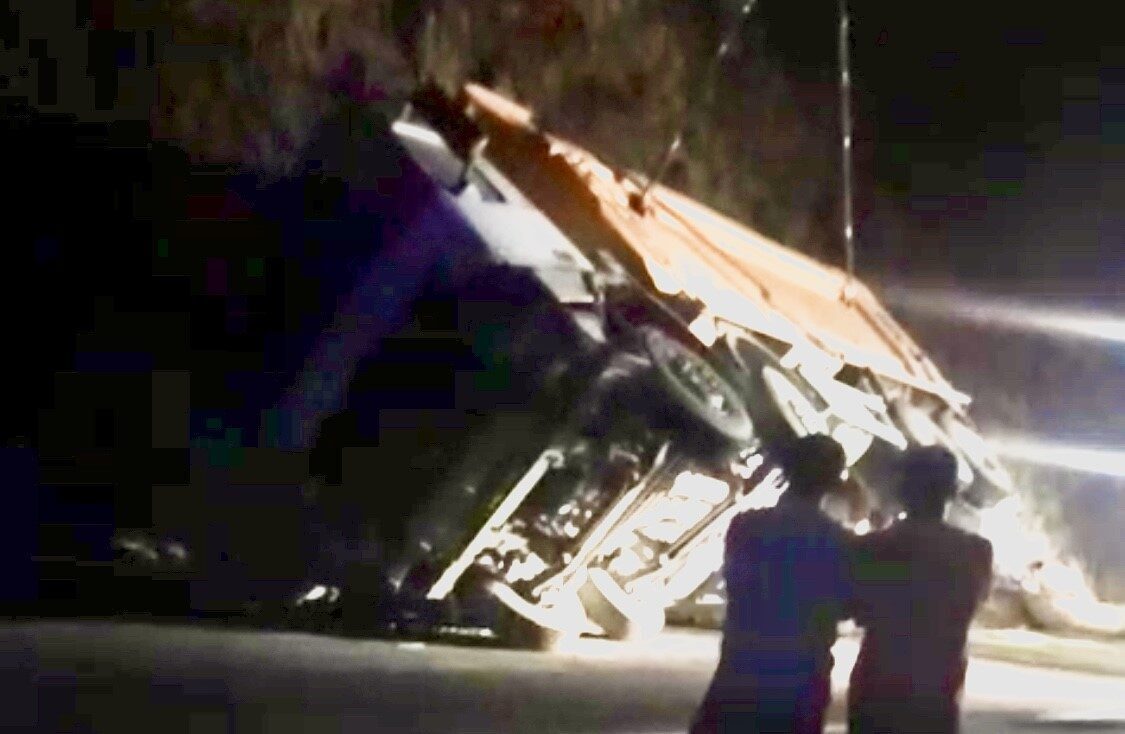 Pütürge ilçesi Kubbe Dağı mevkiinde yol çalışması yapan kamyonun devrilmesi