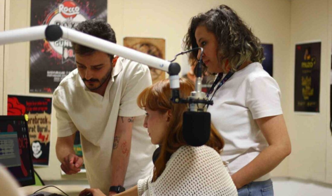 Anadolu Üniversitesi Radyo A’da uygulamalı yayın eğitimleri kapsamında stajyerler ilk
