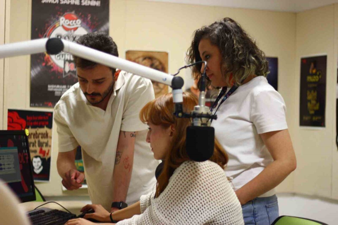 Anadolu Üniversitesi Radyo A’da uygulamalı yayın eğitimleri kapsamında stajyerler ilk