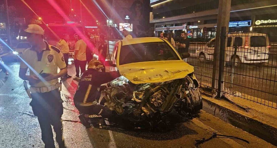 Antalya’da bir otomobil, sürücüsünün direksiyon hâkimiyetini kaybetmesi sonucu refüjdeki bariyerlere